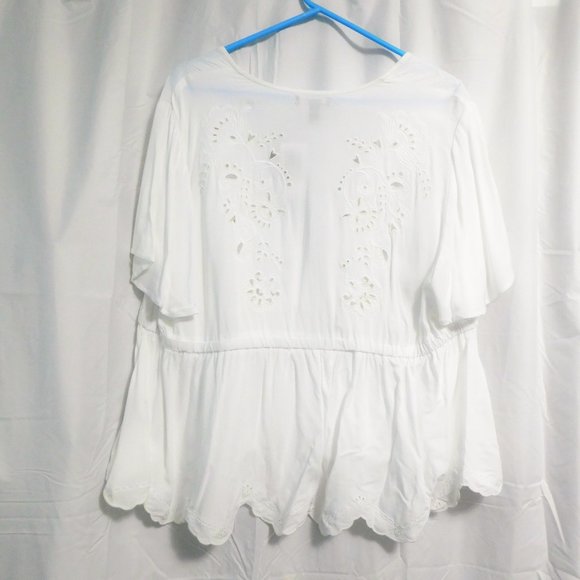 Torrid - White Eyelet Challis V-Neck Open Front Tie Blouse 14/16 (1X) - Picture 5 of 6